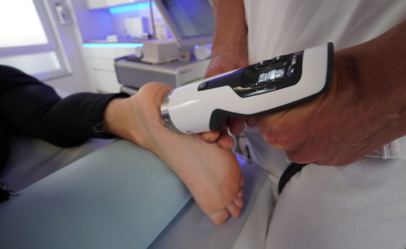 Stoßwellenbehandlung am Fuß